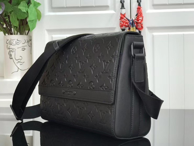 41fbec03-1.jpg Louis Vuitton Sprinter Messenger