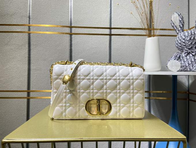 QMjkANrZkT6zxaEOGxY9T6RD73aLpVtbS79I8l5z_lg-Copy.jpeg Dior Medium Caro Bag