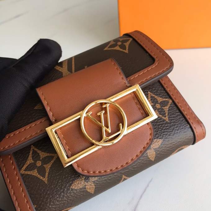WvN0feUVLkK2fpeNYeHGoRcowxFQ7zkNUHgi7XFb_lg.jpeg Louis Vuitton Dauphine Compact Wallet