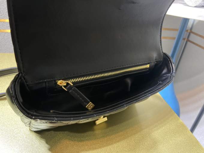 kZqaONgbTs7bZgrR7rh7pj76mrnEZQQagyidOzbZ_lg.jpeg Dior Small Caro Bag