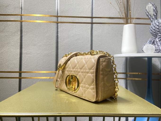 nnjbB9QJsmNt3bIftRdX9YAfAe5Zcy7shYvQLdSY_lg-Copy.jpeg Dior Medium Caro Bag