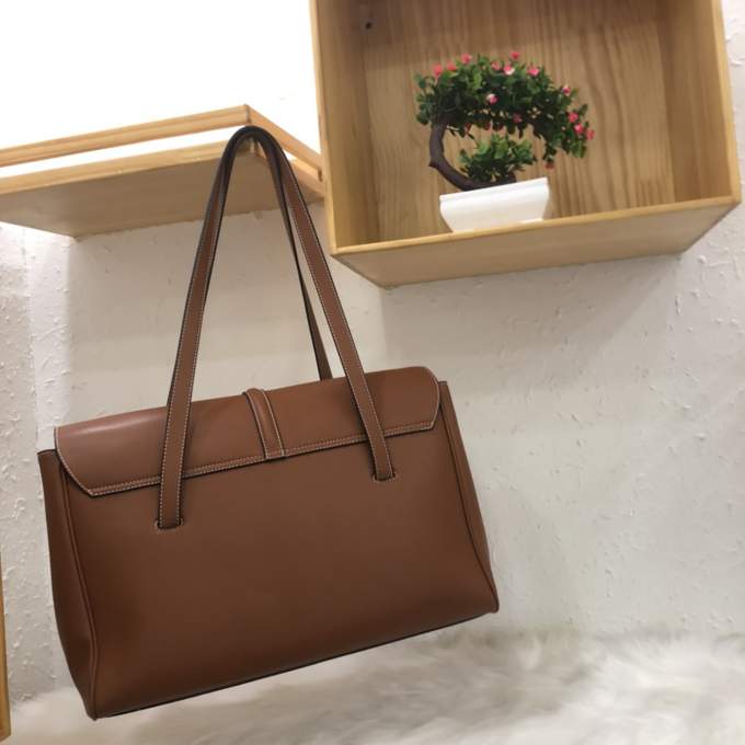 pLTKwsZR8vILMaGod3wXG8StjzdYxtliK2ihuXgI_lg-2.jpeg Celine Large Soft 16 Bag